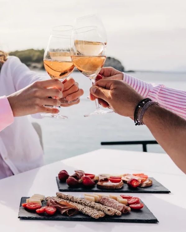 luxury cruise with drinks and food in greece