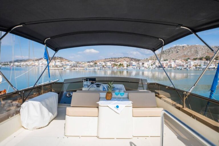 Motoryacht charter in Athens - Luxury yacht charter Ferretti 52 Altura S Athens Riviera