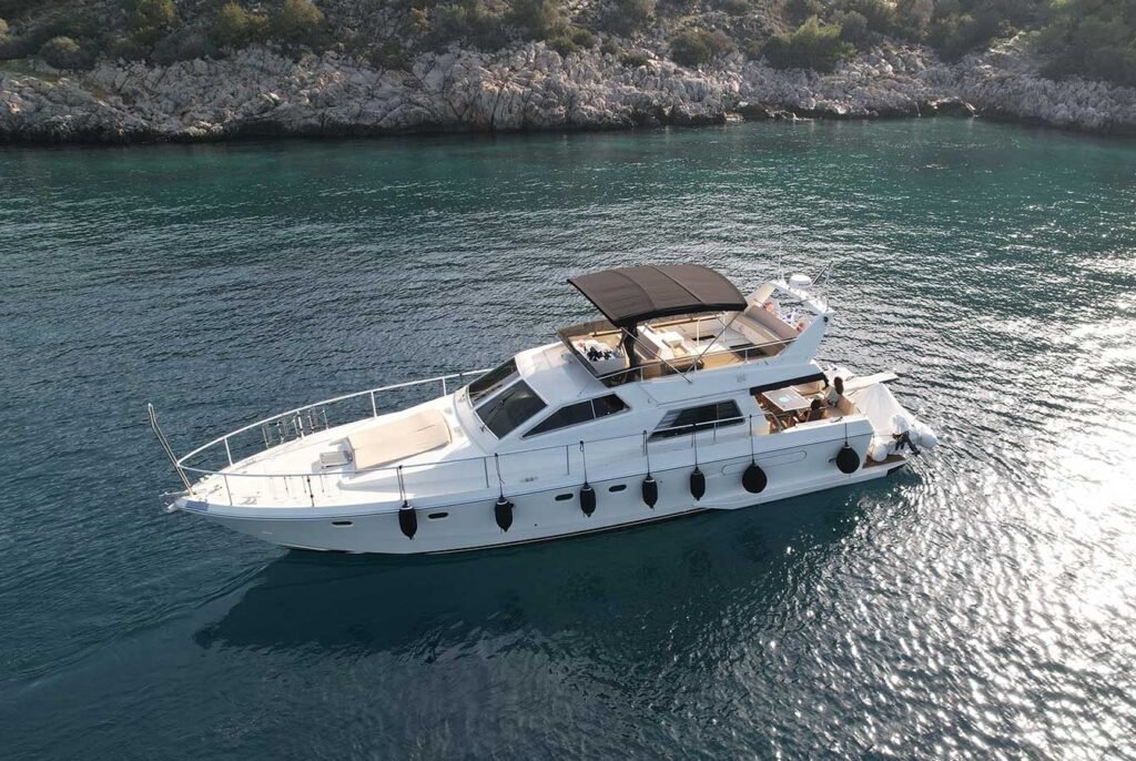 Motoryacht charter in Athens - luxury yacht in athenian riviera available for rent