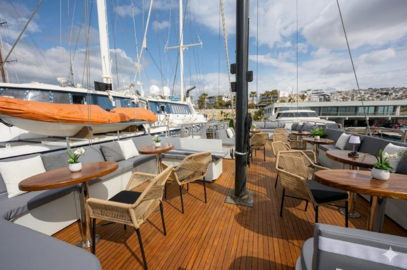 motor yacht up to 150 guests